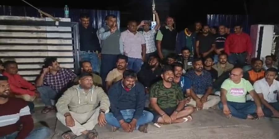 ವಕೀಲರ ಮೇಲೆ ಪ್ರಕರಣ: 6 ಪೊಲೀಸ್ ಅಧಿಕಾರಿಗಳ ಅಮಾನತು, ಸ್ವಯಂ ಪ್ರೇರಿತ ಅರ್ಜಿ ವಿಚಾರಣೆ ಆರಂಭಿಸಿದ ಹೈಕೋರ್ಟ್