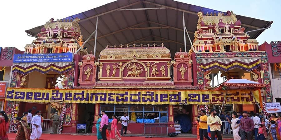 ರಾಜ್ಯದ ದೇವಾಲಯಗಳಲ್ಲಿ ಡ್ರೆಸ್ ಕೋಡ್ ಜಾರಿಗೆ ಚಿಂತನೆ, ತುಂಡು ಬಟ್ಟೆ ಧರಿಸುವವರಿಗೆ ನೋ ಎಂಟ್ರಿ