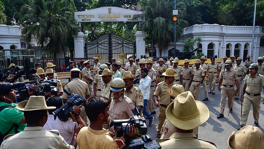 ರಾಜಭವನಕ್ಕೆ ಬಾಂಬ್ ಬೆದರಿಕೆ ಕರೆ: ಸ್ಥಳಕ್ಕೆ ಪೊಲೀಸರ ದೌಡು, ತನಿಖೆ ಚುರುಕು