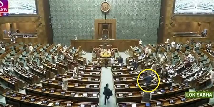ಲೋಕಸಭೆಯಲ್ಲಿ ಭಾರೀ ಭದ್ರತಾ ಲೋಪ: ಅಶ್ರುವಾಯು ಸಿಡಿಸುತ್ತಾ ಗ್ಯಾಲರಿಯಿಂದ ನುಗ್ಗಿದ ಇಬ್ಬರು, ನಾಲ್ವರು ವಶಕ್ಕೆ