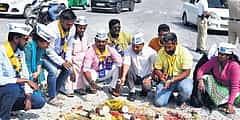 ಗುಂಡಿ ಬಿದ್ದ ವೈಟ್ ಟಾಪಿಂಗ್ ರಸ್ತೆ: ಪೂಜೆ ಮಾಡಿ ಆಪ್ ಆಕ್ರೋಶ, ಲೋಕಾಯುಕ್ತ ತನಿಖೆಗೆ ಆಗ್ರಹ