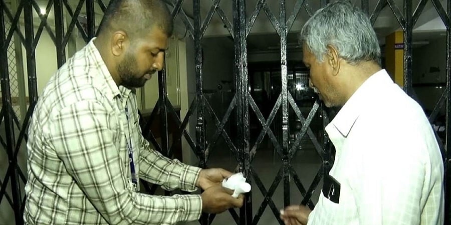 ಬೆಂಗಳೂರು: ಡಸ್ಟ್ಬಿನ್ನಲ್ಲಿ ಹೆಣ್ಣು ಭ್ರೂಣ ಪತ್ತೆ: ಆಸ್ಪತ್ರೆ ಸೀಲ್, ನಾಲ್ವರು ನೌಕರರ ಬಂಧನ