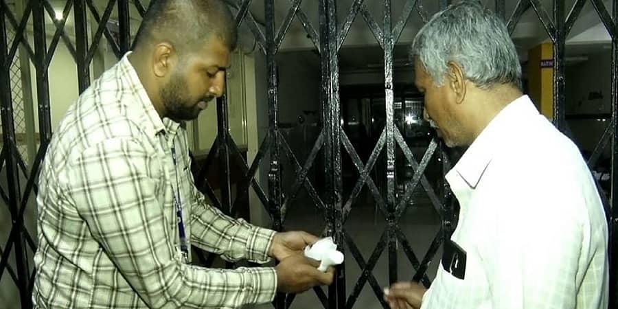 ಬೆಂಗಳೂರು: ಡಸ್ಟ್ಬಿನ್ನಲ್ಲಿ ಹೆಣ್ಣು ಭ್ರೂಣ ಪತ್ತೆ: ಆಸ್ಪತ್ರೆ ಸೀಲ್, ನಾಲ್ವರು ನೌಕರರ ಬಂಧನ