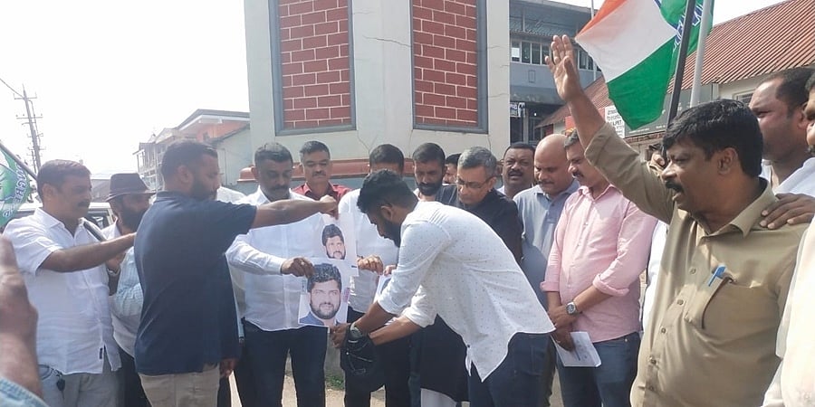ಸಂಸದ ಪ್ರತಾಪ್ ಸಿಂಹ ವಿರುದ್ಧ ಕೊಡಗು ಕಾಂಗ್ರೆಸ್ ಕಾರ್ಯಕರ್ತರ ಪ್ರತಿಭಟನೆ; ರಾಜೀನಾಮೆಗೆ ಆಗ್ರಹ