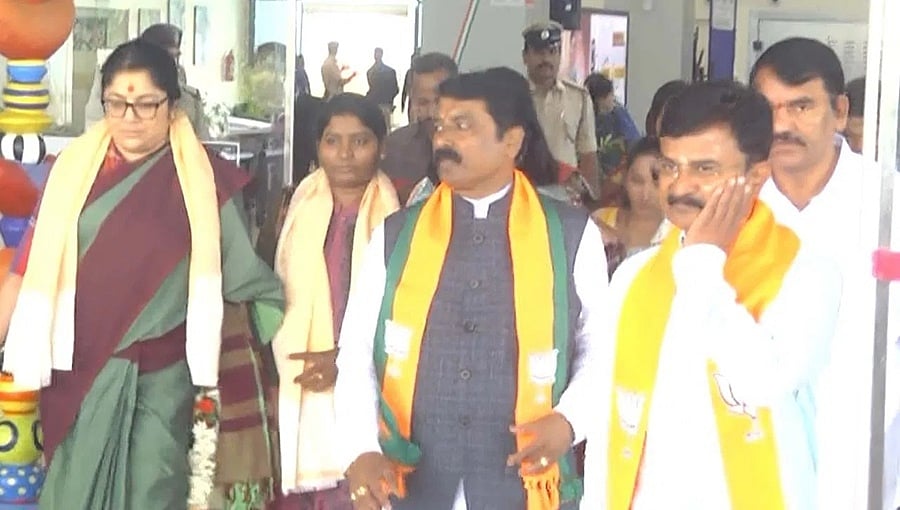ಬೆಳಗಾವಿ ಮಹಿಳೆಯ ವಿವಸ್ತ್ರ ಪ್ರಕರಣ: ಸಂತ್ರಸ್ತೆ ಭೇಟಿಯಾದ ರಾಷ್ಟ್ರ ಬಿಜೆಪಿ ನಿಯೋಗ; ಪ್ರತಿಭಟನೆ ನಂತರ ಎಚ್ಚೆತ್ತ ಸರ್ಕಾರ