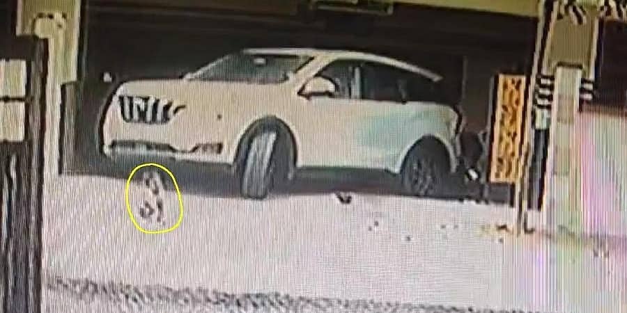 ಬೆಂಗಳೂರು: ಆಟವಾಡುತ್ತಿದ್ದ ಮಗುವಿನ ಮೇಲೆ ಹರಿದ ಕಾರು, ಸಿಸಿಟಿವಿ ದೃಶ್ಯ ನೀಡಿತ್ತು ಸುಳಿವು!