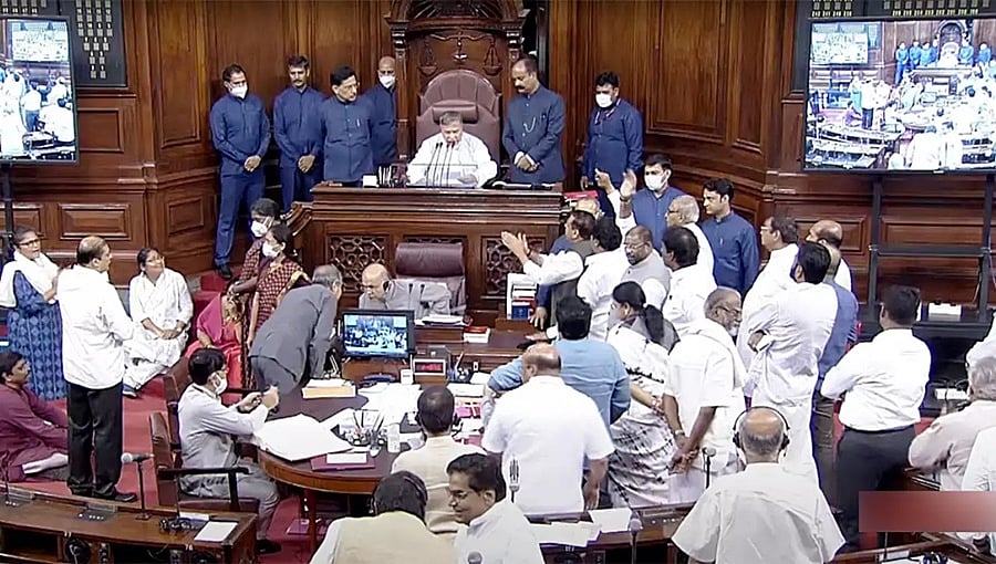 ಮೊದಲ ಬಾರಿಗೆ ಲೋಕಸಭೆ-ರಾಜ್ಯಸಭೆಯಿಂದ ದಾಖಲೆಯ 92 ಸಂಸದರ ಅಮಾನತು!