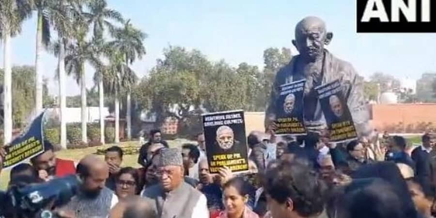 92 ಸಂಸದರ ಅಮಾನತು ವಿರೋಧಿಸಿ ಸಂಸತ್ ಆವರಣದಲ್ಲಿ ಪ್ರತಿಪಕ್ಷಗಳ ಪ್ರತಿಭಟನೆ
