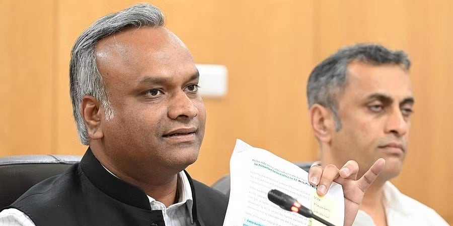 'ಎರಡು ರಾಷ್ಟ್ರಗಳ ಸಿದ್ಧಾಂತ ಸೂಚಿಸಿದವರಲ್ಲಿ ಸಾವರ್ಕರ್ ಮೊದಲಿಗರು; ಕುಮಾರಸ್ವಾಮಿ ತಮ್ಮ ಮನೆಗೆ ಬಿದ್ದಿರುವ ಬೆಂಕಿ ಆರಿಸಿಕೊಳ್ಳಲಿ'