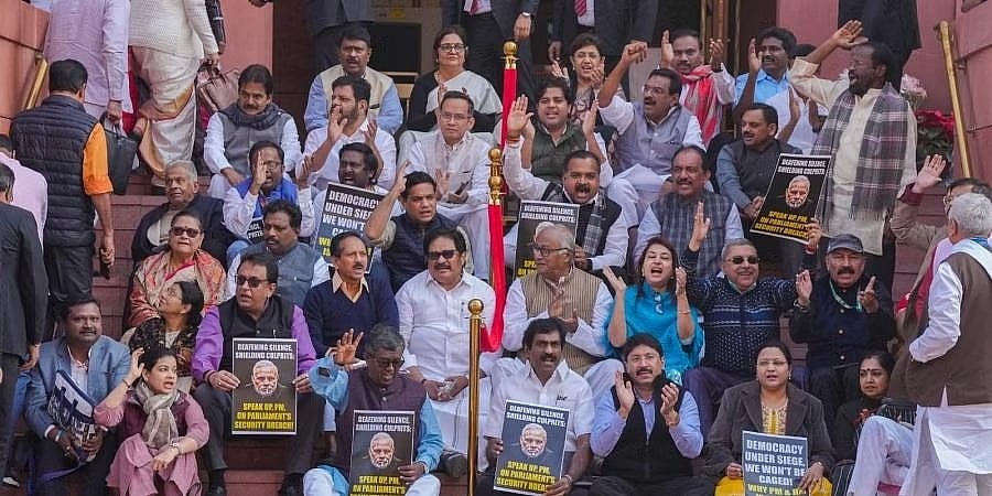 ಸಂಸತ್ತಿನಲ್ಲಿ ಭದ್ರತೆ ಲೋಪ: ವಿರೋಧ ಪಕ್ಷಗಳ ಮುಂದುವರಿದ ಪ್ರತಿಭಟನೆ, ರಾಜ್ಯಸಭೆ ಕಲಾಪ ಮಧ್ಯಾಹ್ನಕ್ಕೆ ಮುಂದೂಡಿಕೆ