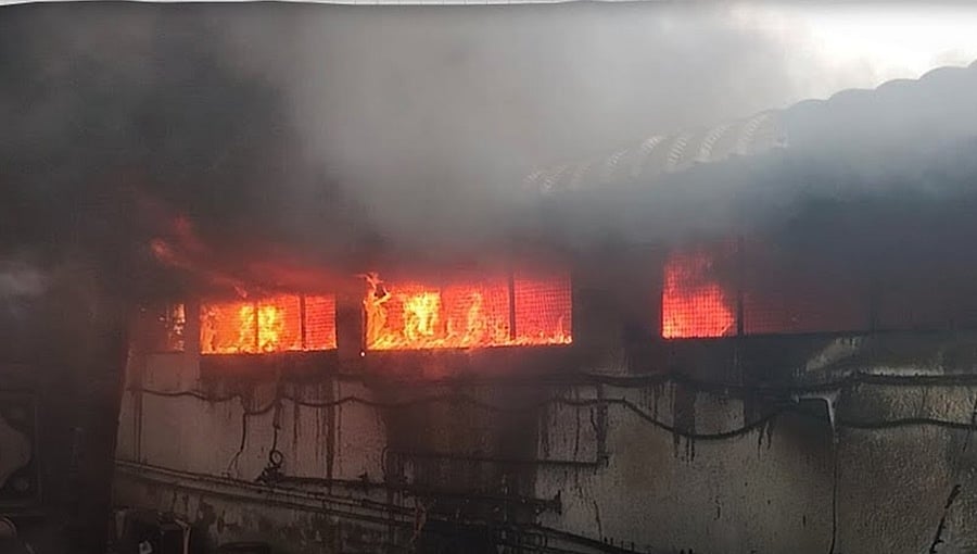 ಮಲೆ ಮಹದೇಶ್ವರ ಬೆಟ್ಟದಲ್ಲಿ ಅಗ್ನಿ ಅವಘಡ: ಲಾಡು ತಯಾರಿಕ ಕೇಂದ್ರದಲ್ಲಿ ಧಗಧಗಿಸಿದ ಬೆಂಕಿ