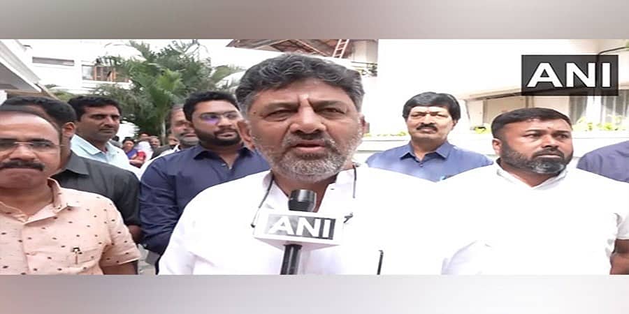 ತೆಲಂಗಾಣ ಸಿಎಂ ಕೆಸಿಆರ್ ನಮ್ಮ ಅಭ್ಯರ್ಥಿಗಳನ್ನು ಸಂಪರ್ಕಿಸಿ ಪಕ್ಷಕ್ಕೆ ಆಹ್ವಾನಿಸಿದ್ದಾರೆ: ಡಿ ಕೆ ಶಿವಕುಮಾರ್