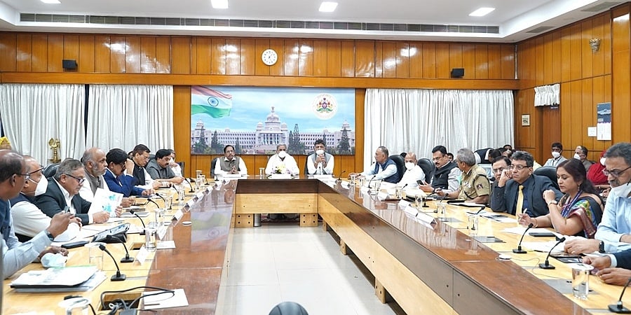 ಕೋವಿಡ್ 19 ಪರಿಸ್ಥಿತಿ ಕುರಿತು ಸಿಎಂ ಸಭೆ: ಆಕ್ಸಿಜನ್, ವೆಂಟಿಲೇಟರ್, ಬೆಡ್ಗಳ ಲಭ್ಯತೆ ಖಾತ್ರಿಗೊಳಿಸಲು ಸೂಚನೆ