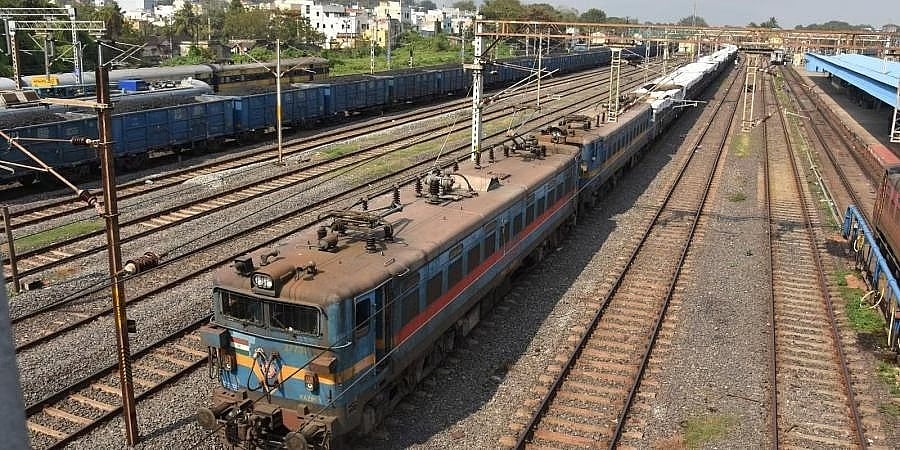 ರೀಲ್ಸ್ ಮಾಡೋ ಗೀಳು: ರೀಲ್ಸ್ ಮಾಡುವಾಗ ರೈಲಿಗೆ ಸಿಲುಕಿ ಮೂವರು ಯುವಕರು ಸಾವು, ನದಿಗೆ ಹಾರಿ ಇಬ್ಬರು ಬಚಾವ್!