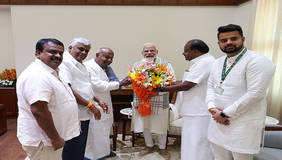 ಜೆಡಿಎಸ್-ಬಿಜೆಪಿ ಮೈತ್ರಿ ನಂತರ ಮೊದಲ ಬಾರಿಗೆ ದಳಪತಿಗಳಿಂದ ಪ್ರಧಾನಿ ಮೋದಿ ಭೇಟಿ!