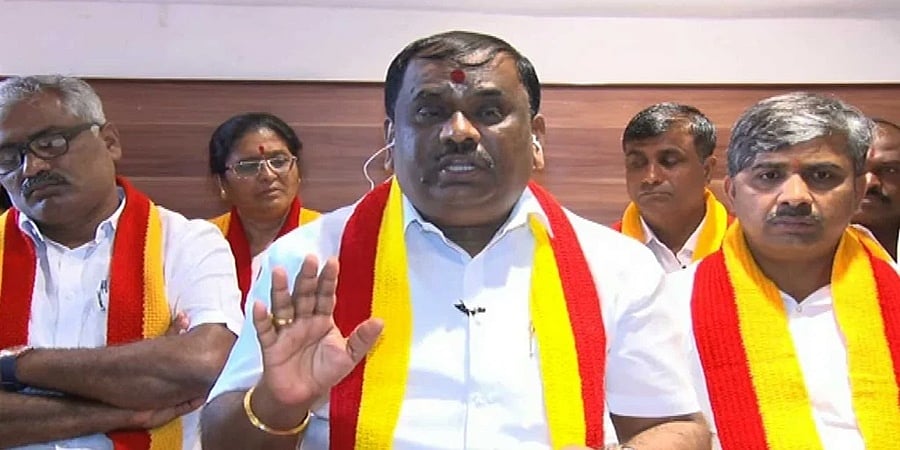 ಕನ್ನಡಿಗರ ತಲೆ ಮೇಲೆ ಬರೀ ಕಲ್ಲಲ್ಲ, ಚಪ್ಪಡಿ ಕಲ್ಲು ಹಾಕುತ್ತಿರುವುದು ಕಟು ಸತ್ಯ; ಎಷ್ಟಾದರೂ ಸುಳ್ಳೇ ಕಾಂಗ್ರೆಸ್ ಪಕ್ಷದ ಮನೆ ದೇವರಲ್ಲವೇ?
