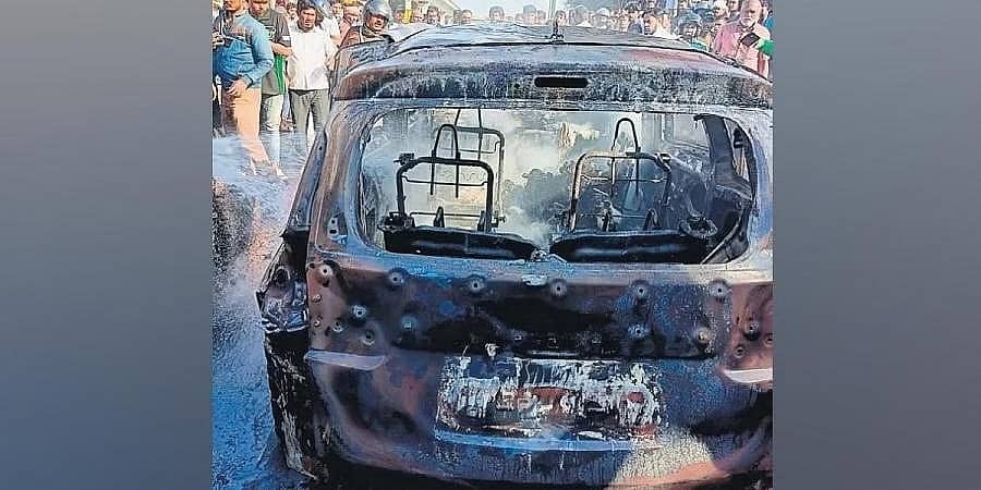 ಬೆಂಗಳೂರು: ಹೈಬ್ರಿಡ್ ವಾಹನ ಹೊತ್ತಿ ಉರಿದು ರಿಯಲ್ ಎಸ್ಟೇಟ್ ಉದ್ಯಮಿ ಸಜೀವ ದಹನ!