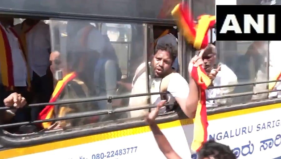 ಕನ್ನಡ ನಾಮಫಲಕ ಕಡ್ಡಾಯಕ್ಕೆ ಆಗ್ರಹ: ಹಿಂಸಾಚಾರಕ್ಕೆ ತಿರುಗಿದ ಪ್ರತಿಭಟನೆ, ಕರವೇ ಅಧ್ಯಕ್ಷ ನಾರಾಯಣ ಗೌಡ ಸೇರಿ ಹಲವು ಕಾರ್ಯಕರ್ತರು ವಶಕ್ಕೆ