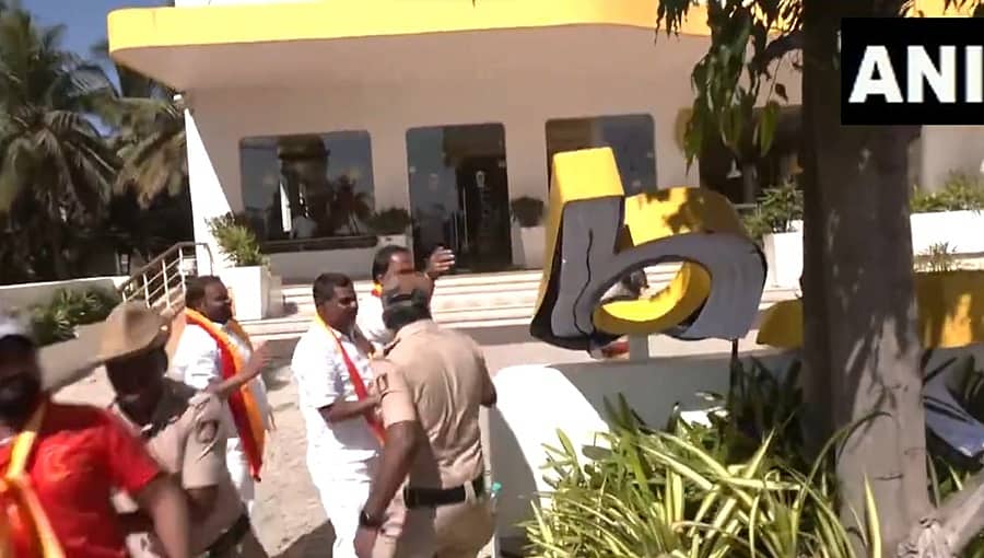 ಕನ್ನಡ ನಾಮಫಲಕ ಕಡ್ಡಾಯಗೊಳಿಸಲು ಆಗ್ರಹ: 'ಕರವೇ' ಪ್ರತಿಭಟನೆ, ಇಂಗ್ಲೀಷ್​ ಜಾಹೀರಾತುಗಳ ಹರಿದು ಆಕ್ರೋಶ!
