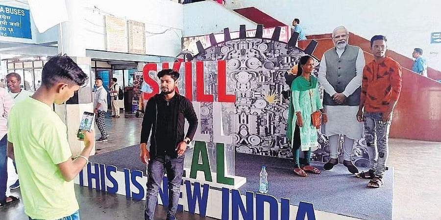 ರೈಲ್ವೆ ನಿಲ್ದಾಣಗಳಲ್ಲಿ ಮೋದಿ ಜೊತೆ ಸೆಲ್ಫಿ ಸ್ಪಾಟ್: ಸ್ವ-ಪ್ರಚಾರದ ಗೀಳಿಗೆ ಮಿತಿಯೇ ಇಲ್ವಾ?- ಖರ್ಗೆ