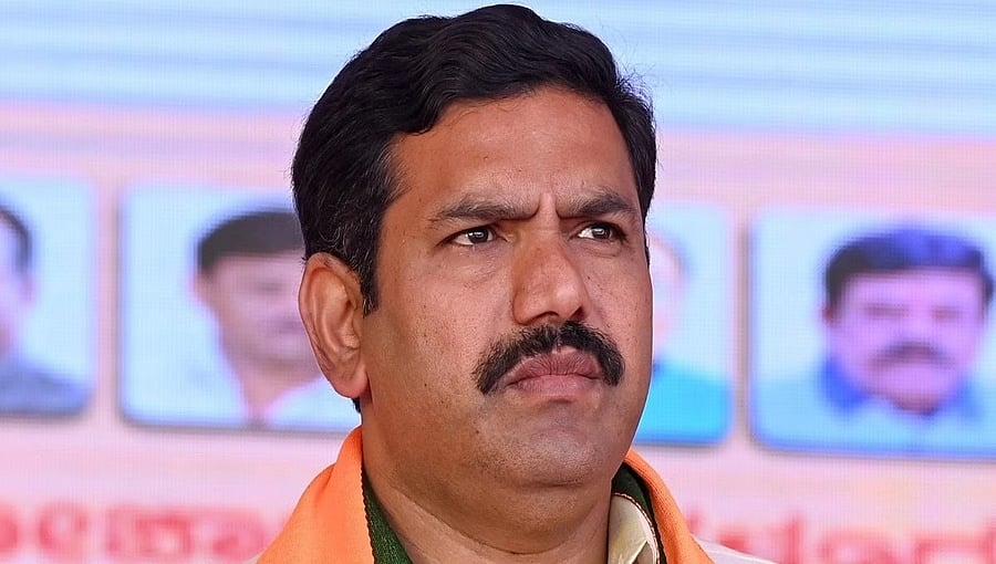 ಕಾಂಗ್ರೆಸ್ ಪಕ್ಷವನ್ನು ಲಘುವಾಗಿ ಪರಿಗಣಿಸಬೇಡಿ; ಹಬ್ಬ, ಹರಿದಿನಗಳನ್ನು ಬದಿಗಿಡಿ, ಒಗ್ಗಟ್ಟಿನಿಂದ ಕೆಲಸ ಮಾಡಿ: ವಿಜಯೇಂದ್ರ