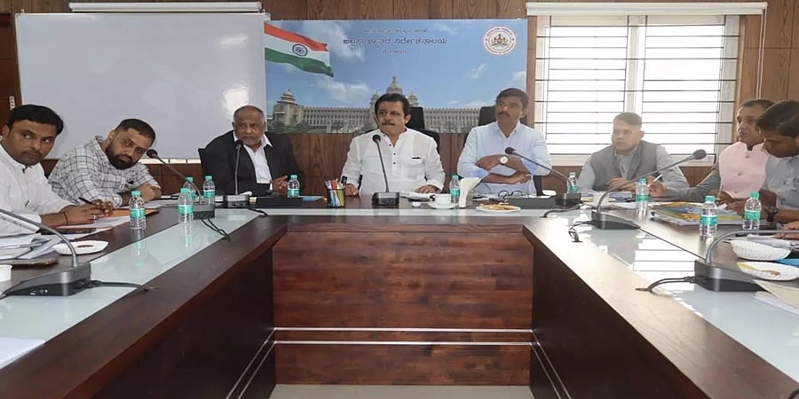 ವಕ್ಫ್ ಆಸ್ತಿಗಳ ಒತ್ತುವರಿ: ತಿಂಗಳಲ್ಲಿ ವರದಿ ನೀಡಲು ಸಚಿವ ಜಮೀರ್ ಅಹಮದ್ ಖಾನ್ ಗಡುವು 