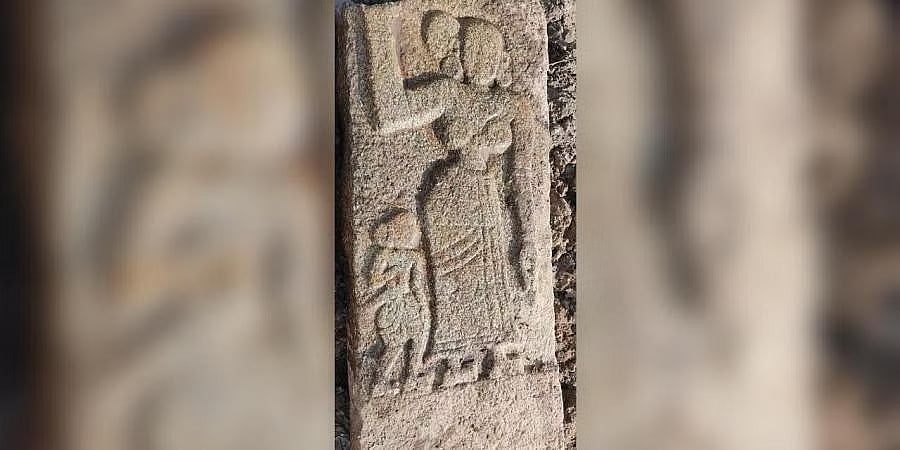 ಕಂಪ್ಲಿಯಲ್ಲಿ 17ನೇ ಶತಮಾನದ ಮಹಾಸತಿ ಕಲ್ಲು ಪತ್ತೆ!