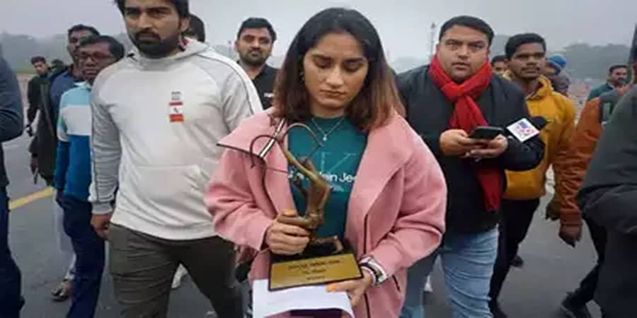 ನವದೆಹಲಿ: ಕರ್ತವ್ಯ ಪಥದ ಪಾದಚಾರಿ ಮಾರ್ಗದಲ್ಲಿ ಅರ್ಜುನ, ಖೇಲ್ ರತ್ನ ಪ್ರಶಸ್ತಿ ತೊರೆದ ವಿನೇಶ್ ಫೋಗಟ್!