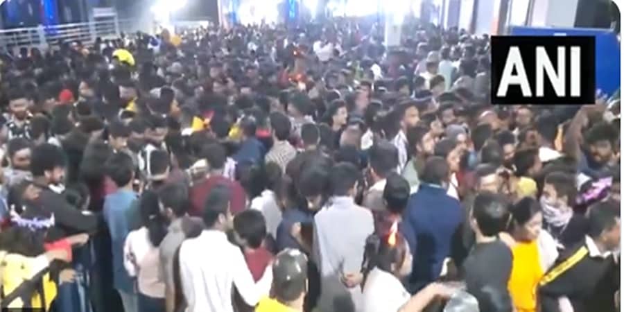 ಬೆಂಗಳೂರು: ಹೊಸ ವರ್ಷ ಸ್ವಾಗತಿಸಲು ಎಂಜಿ ರಸ್ತೆಗೆ ಹರಿದುಬಂದ ಜನಸಾಗರ- ವಿಡಿಯೋ
