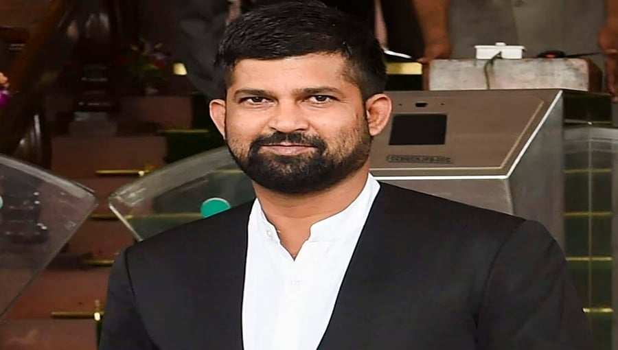 ಸಿದ್ದರಾಮಯ್ಯ ಸರ್ ಬ್ರಿಲಿಯಂಟ್ ಫಾದರ್; ಮನೆಯಲ್ಲಿ ವಯೋವೃದ್ಧ ತಾಯಿ ತಂಗಿ ಇದ್ದಾರೆ,‌ ಅವರನ್ನು ಅರೆಸ್ಟ್ ಮಾಡಿಬಿಡಿ!