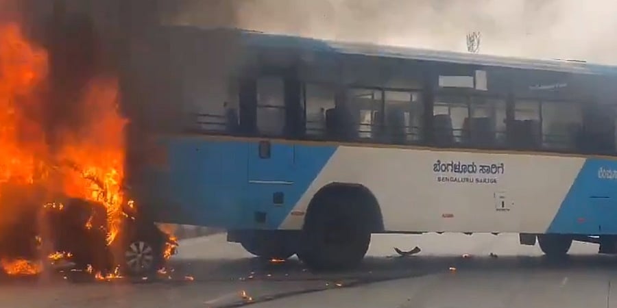 ಬಿಎಂಟಿಸಿ ಬಸ್- ಕಾರು ನಡುವೆ ಡಿಕ್ಕಿ, ಸಂಪೂರ್ಣ ಸುಟ್ಟು ಭಸ್ಮವಾದ ಕಾರು!