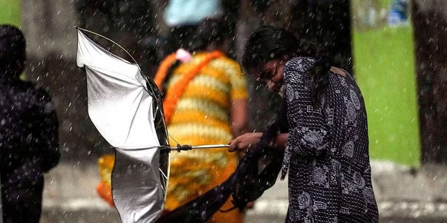 ಚೆನ್ನೈನಲ್ಲಿ ಭಾರಿ ಮಳೆ: ಗೋಡೆ ಕುಸಿದು ಇಬ್ಬರು ಸಾವು, ನಿರ್ಮಾಣ ಹಂತದ ಕಟ್ಟಡದಲ್ಲಿ ಸಿಲುಕಿದ 10 ಮಂದಿ! 