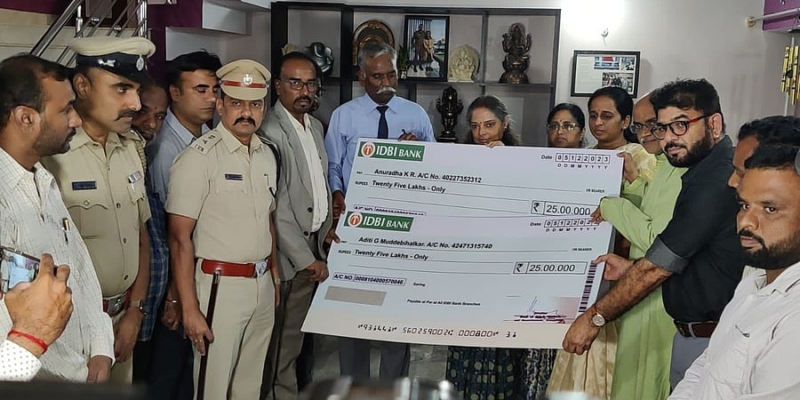 ರಾಜ್ಯ ಸರ್ಕಾರದಿಂದ ಹುತಾತ್ಮ ಯೋಧ ಪ್ರಾಂಜಲ್ ಕುಟುಂಬಕ್ಕೆ 50 ಲಕ್ಷ ರೂ. ಚೆಕ್ ಹಸ್ತಾಂತರ
