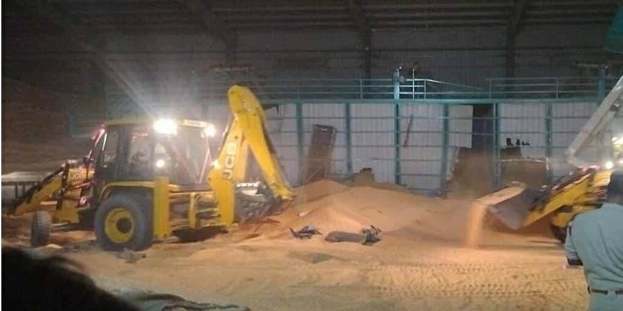 ವಿಜಯಪುರ: ಮೆಕ್ಕೆಜೋಳ ಗೋದಾಮಿನ ಕೊಠಡಿ ಕುಸಿತ, 7 ಕಾರ್ಮಿಕರ ಶವ ಹೊರಕ್ಕೆ, ಓರ್ವನ ರಕ್ಷಣೆ