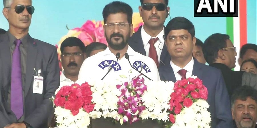 ತೆಲಂಗಾಣ ಮುಖ್ಯಮಂತ್ರಿಯಾಗಿ ರೇವಂತ್ ರೆಡ್ಡಿ, ಉಪ ಮುಖ್ಯಮಂತ್ರಿಯಾಗಿ ಭಟ್ಟಿ ವಿಕ್ರಮಾರ್ಕ ಪ್ರಮಾಣ ವಚನ ಸ್ವೀಕಾರ