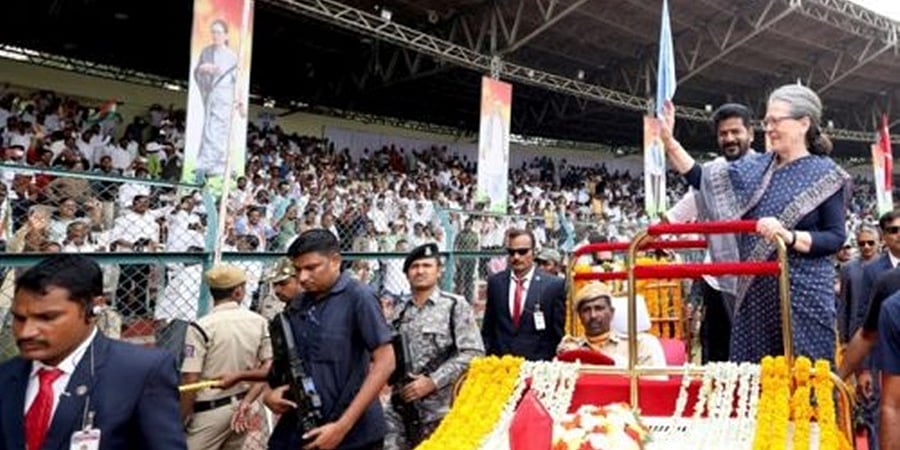 ಹೈದರಾಬಾದ್ ಕ್ರೀಡಾಂಗಣದಲ್ಲಿ ವಿಜಯದ ರೌಂಡ್ಸ್ ಹಾಕಿದ ಸೋನಿಯಾ ಗಾಂಧಿ