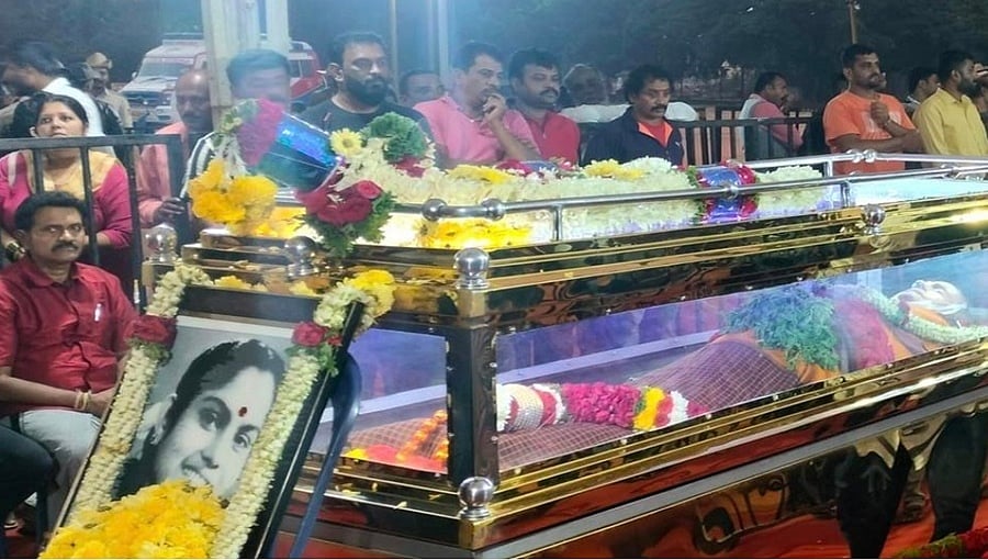 ಮಣ್ಣಲ್ಲಿ ಮಣ್ಣಾದ ಕನ್ನಡದ ಹಿರಿಯ ನಟಿ ಲೀಲಾವತಿ!