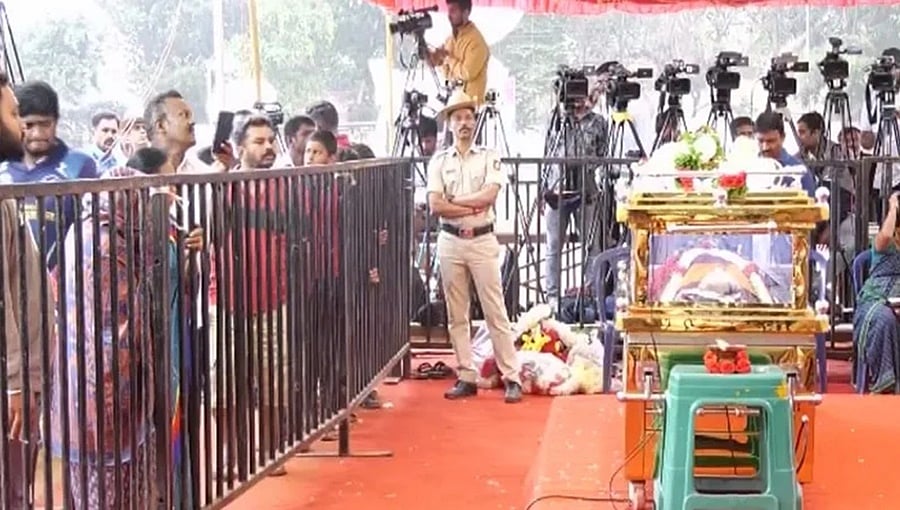 ಹಿರಿಯ ನಟಿ ಲೀಲಾವತಿ ಇನ್ನಿಲ್ಲ: ಅಂತಿಮ ದರ್ಶನ ಪಡೆಯುತ್ತಿರುವ ಅಭಿಮಾನಿಗಳು, ರವೀಂದ್ರ ಕಲಾಕ್ಷೇತ್ರದಲ್ಲಿ 11 ಗಂಟೆಯಿಂದ ಅವಕಾಶ