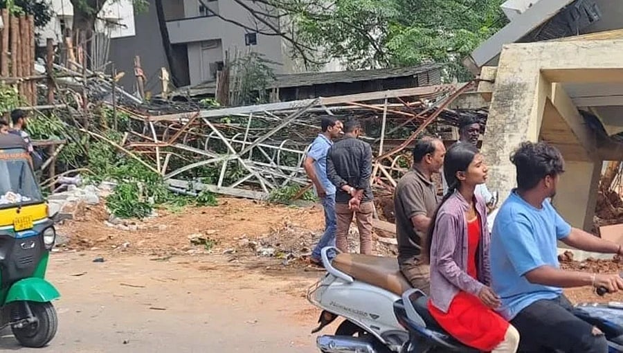 ದಿಢೀರ್ ಕುಸಿದು ಬಿದ್ದ ಮೊಬೈಲ್ ಟವರ್: 11 ಮಂದಿ ಅಪಾಯದಿಂದ ಪಾರು, ತಪ್ಪಿದ ಭಾರೀ ಅನಾಹುತ
