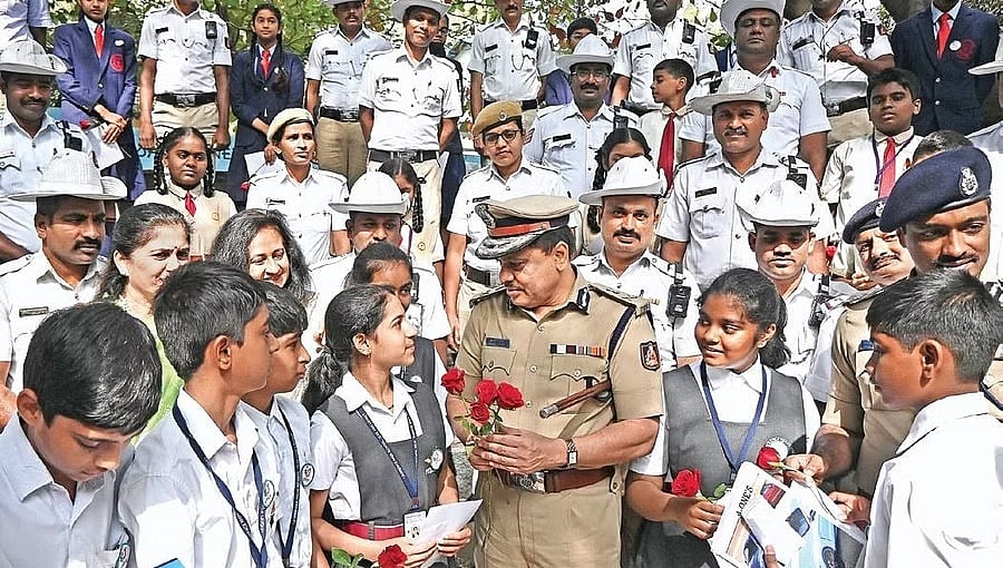 ಸಂಚಾರ ನಿಯಮ ಪಾಲಿಸಿ: ವಿದ್ಯಾರ್ಥಿಗಳಿಗೆ ಟ್ರಾಫಿಕ್ ಮಂತ್ರ ಹೇಳಿಕೊಟ್ಟ ವಿಶೇಷ ಆಯುಕ್ತ ಸಲೀಂ