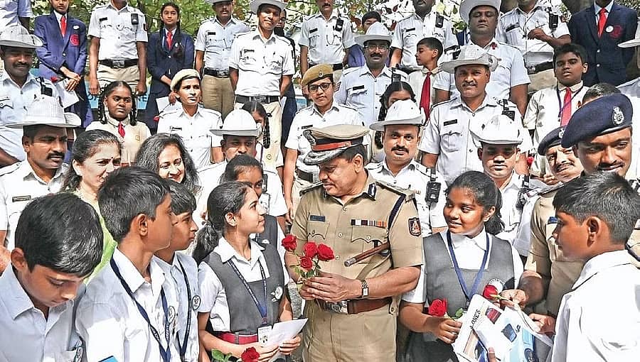 ಸಂಚಾರ ನಿಯಮ ಪಾಲಿಸಿ: ವಿದ್ಯಾರ್ಥಿಗಳಿಗೆ ಟ್ರಾಫಿಕ್ ಮಂತ್ರ ಹೇಳಿಕೊಟ್ಟ ವಿಶೇಷ ಆಯುಕ್ತ ಸಲೀಂ