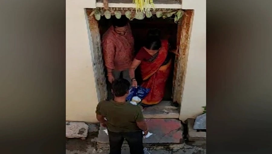 ನಿರಾಣಿ ಬೆಂಬಲಿಗರ ಗಿಫ್ಟ್ ಪಾಲಿಟಿಕ್ಸ್: ಆಮಿಷಕ್ಕೊಳಗಾಗದೆ ಮಹಿಳೆಯಿಂದ ಸಕ್ಕರೆ ಚೀಲ ವಾಪಸ್; ನಾರೀಮಣಿಯ ಪ್ರಬುದ್ಧ ವರ್ತನೆಗೆ ಹ್ಯಾಟ್ಸ್ ಆಫ್!