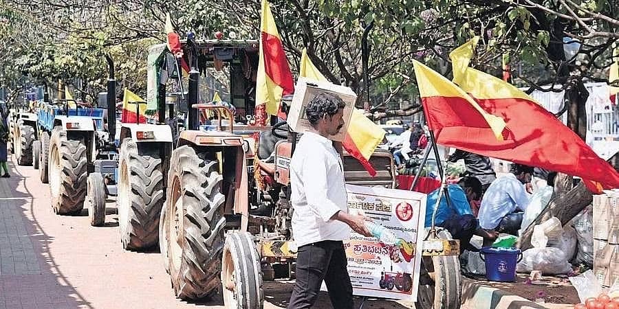 ಬೆಂಗಳೂರು ನಗರದೊಳಗೆ ಟ್ರಾಕ್ಟರ್ ಸಂಚಾರ ನಿರ್ಬಂಧ ವಿರೋಧಿಸಿ ಚಾಲಕರು, ಮಾಲೀಕರ ಬೃಹತ್ ಪ್ರತಿಭಟನೆ