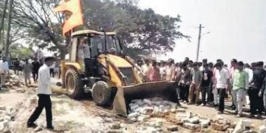 ಹಳಿಯಾಳ: ದೇವಸ್ಥಾನದ ಸುತ್ತಲಿನ ಪಾದಚಾರಿ ಮಾರ್ಗದ ನಿರ್ಮಾಣ ವಿರೋಧಿಸಿ ಪ್ರತಿಭಟನೆ, ಸ್ಥಳದಲ್ಲಿ ಸೆಕ್ಷನ್ 144 ಜಾರಿ