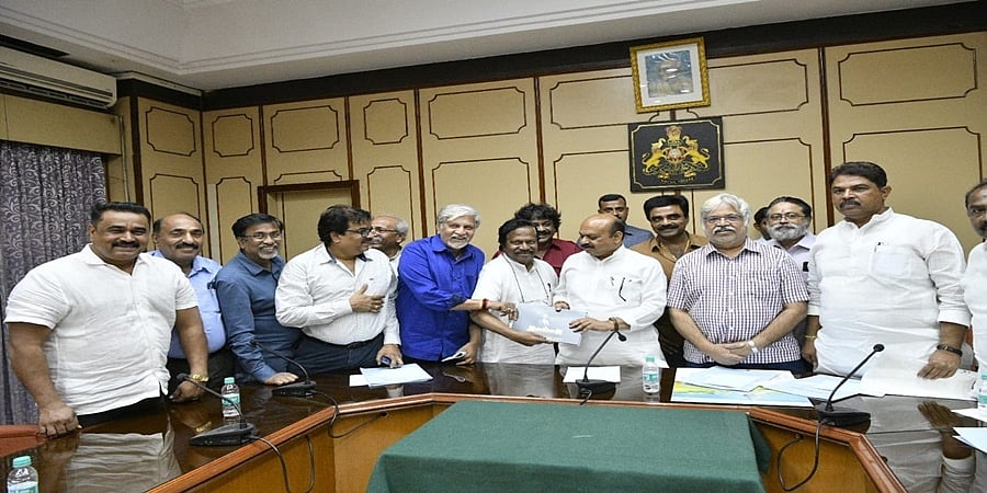 ಸ್ಯಾಂಡಲ್ ವುಡ್ ನಿರ್ದೇಶಕರು, ನಿರ್ಮಾಪಕರಿಂದ ಸಿಎಂ ಬೊಮ್ಮಾಯಿ ಭೇಟಿ; ರಾಜ್ಯದಲ್ಲಿ ಚಿತ್ರನಗರಿ ನಿರ್ಮಾಣಕ್ಕೆ ಮನವಿ