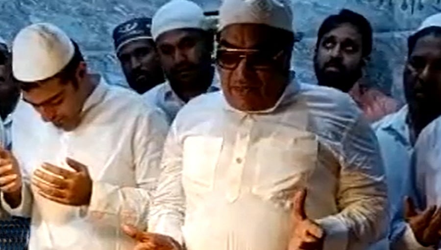 ವಿಧಾನಸಭಾ ಚುನಾವಣೆ: ಮಗನ ಗೆಲುವಿಗಾಗಿ ದರ್ಗಾದಲ್ಲಿ ಕಣ್ಣೀರಿಟ್ಟ ಸಿಎಂ ಇಬ್ರಾಹಿಂ; ವಿಡಿಯೋ ವೈರಲ್