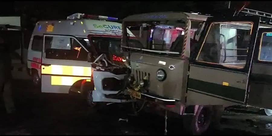 ಹುಬ್ಬಳ್ಳಿಯಲ್ಲಿ ಆ್ಯಂಬುಲೆನ್ಸ್-ಟೆಂಪೊ ನಡುವೆ ಅಪಘಾತ, 8 ಮಂದಿಗೆ ಗಾಯ
