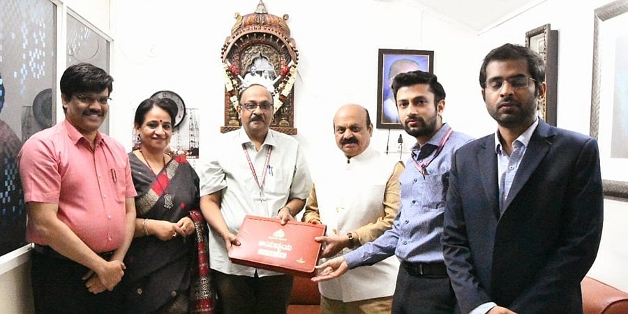 ರಾಜ್ಯ ಬಜೆಟ್ ಮಂಡನೆ: ಹಣಕಾಸು ಇಲಾಖೆ ಅಧಿಕಾರಿಗಳಿಂದ ಬಜೆಟ್ ಪ್ರತಿ ಸಿಎಂಗೆ ಹಸ್ತಾಂತರ, ಮುಖ್ಯಮಂತ್ರಿಗಳಿಂದ ಟೆಂಪಲ್ ರನ್