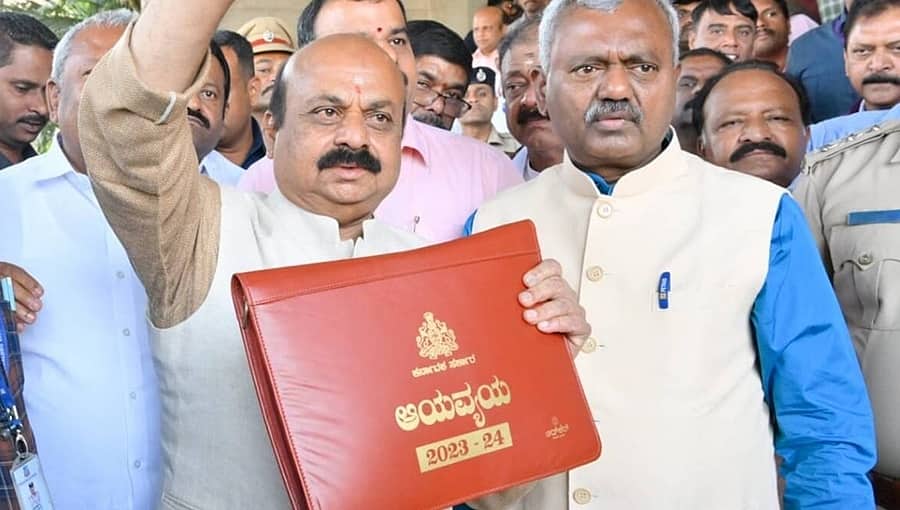 ಬಜೆಟ್ ನಲ್ಲಿ ಘೋಷಣೆಯಾಗದ ತಾಲೂಕು: ಸಿಎಂ ಪ್ರತಿಕೃತಿ ದಹಿಸಿ, ಮಹಾಲಿಂಗಪುರದಲ್ಲಿ ಪ್ರತಿಭಟನೆ