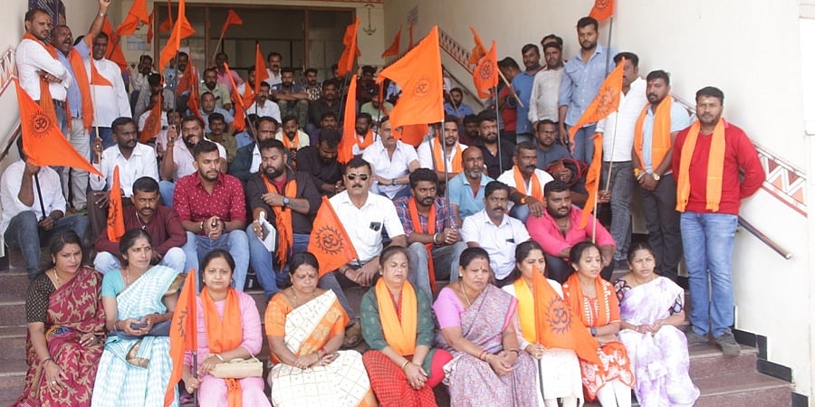 ಕೊಡಗು: ಗಡಿಪಾರು ನೋಟಿಸ್ ಹಿಂಪಡೆಯುವಂತೆ ಆಗ್ರಹಿಸಿ ಬಿಜೆಪಿ, ಹಿಂದೂ ಜಾಗರಣ ವೇದಿಕೆಯಿಂದ ಪ್ರತಿಭಟನೆ